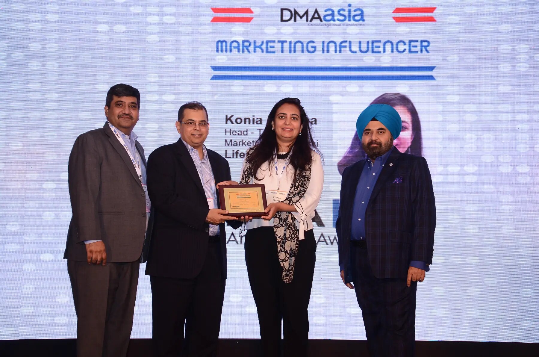 Konia Khanna receiving the Marketing Influencer recognition in 2018
