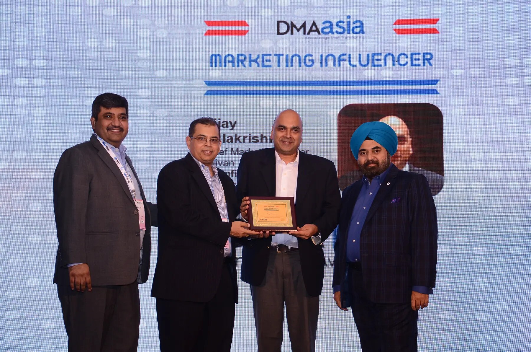 Vijay Balakrishnan receiving the Marketing Influencer recognition in 2018